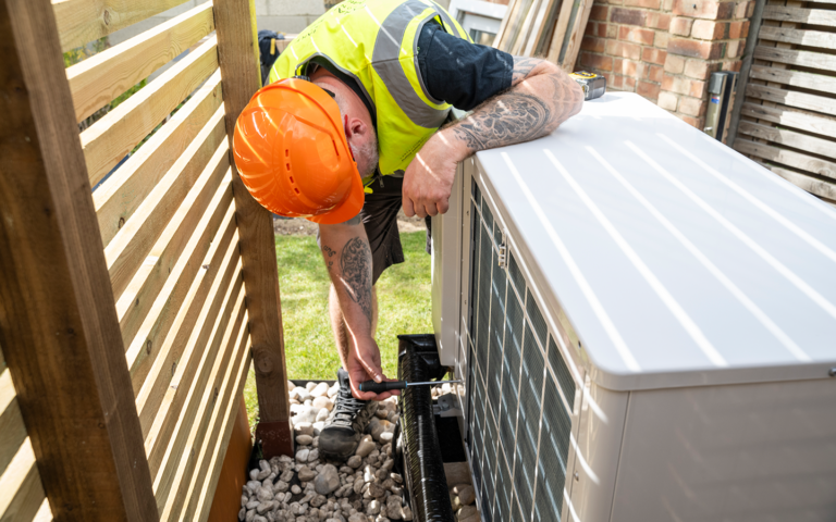 Wolf-SHW-Leistungen-arbeiter-draußen